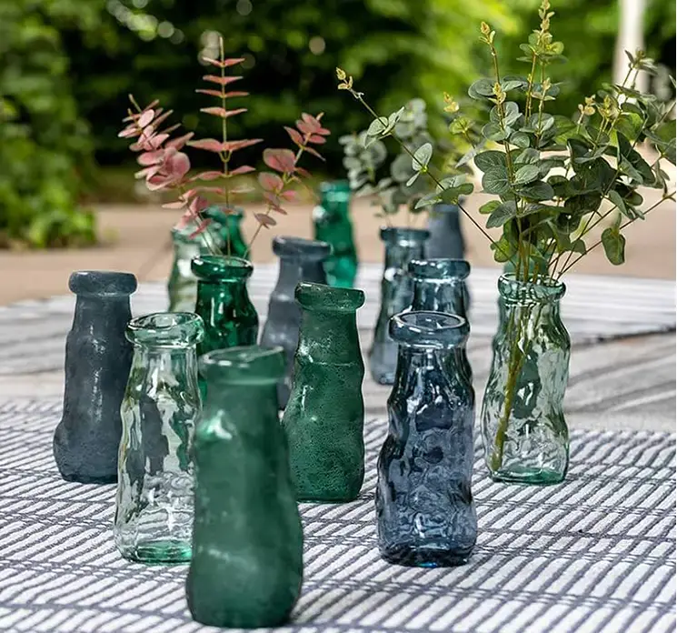 eukalyptus på stilk kunstig gren sat i vase sammen med forskellige simplicity vaser af glas