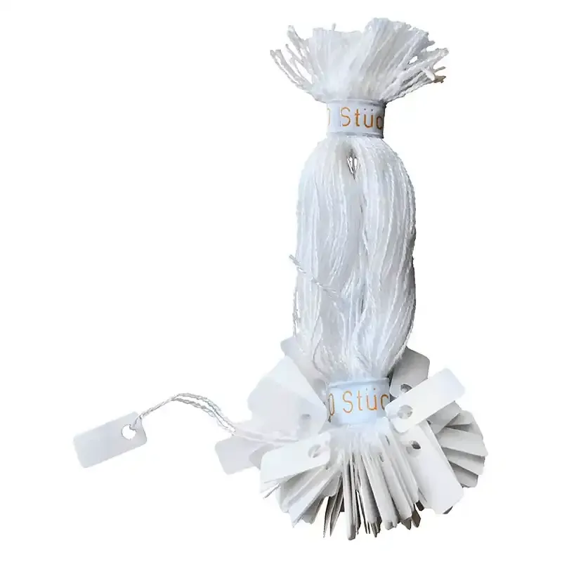 Hvide hængemærker med snor fra Brøndsholm