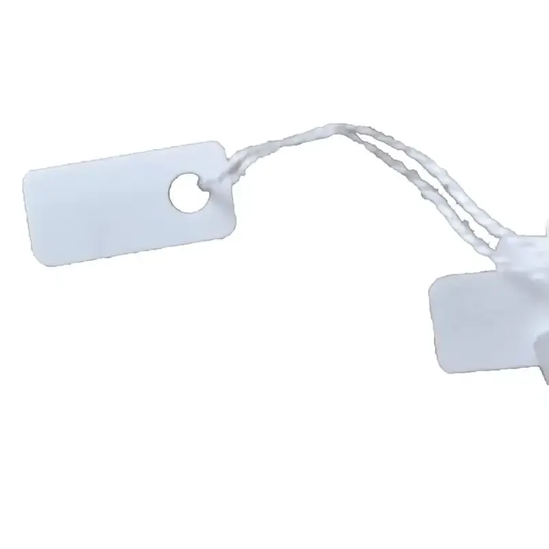 Hvide hængemærker med snor fra Brøndsholm