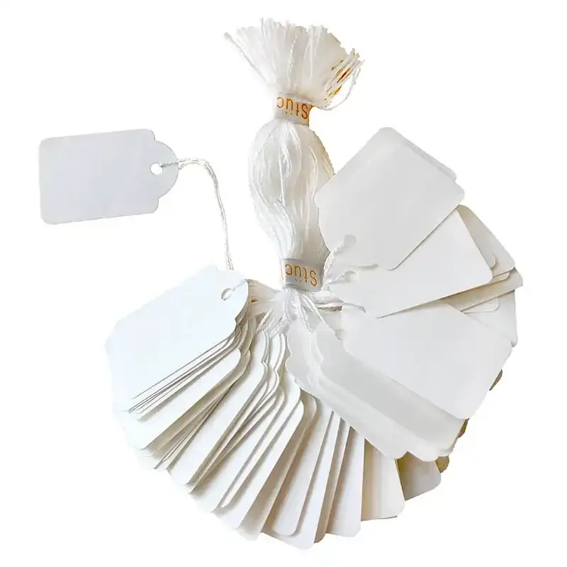 Hvide hængemærker med snor fra Brøndsholm