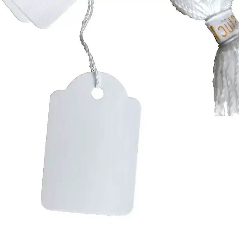 Hvide hængemærker med snor fra Brøndsholm