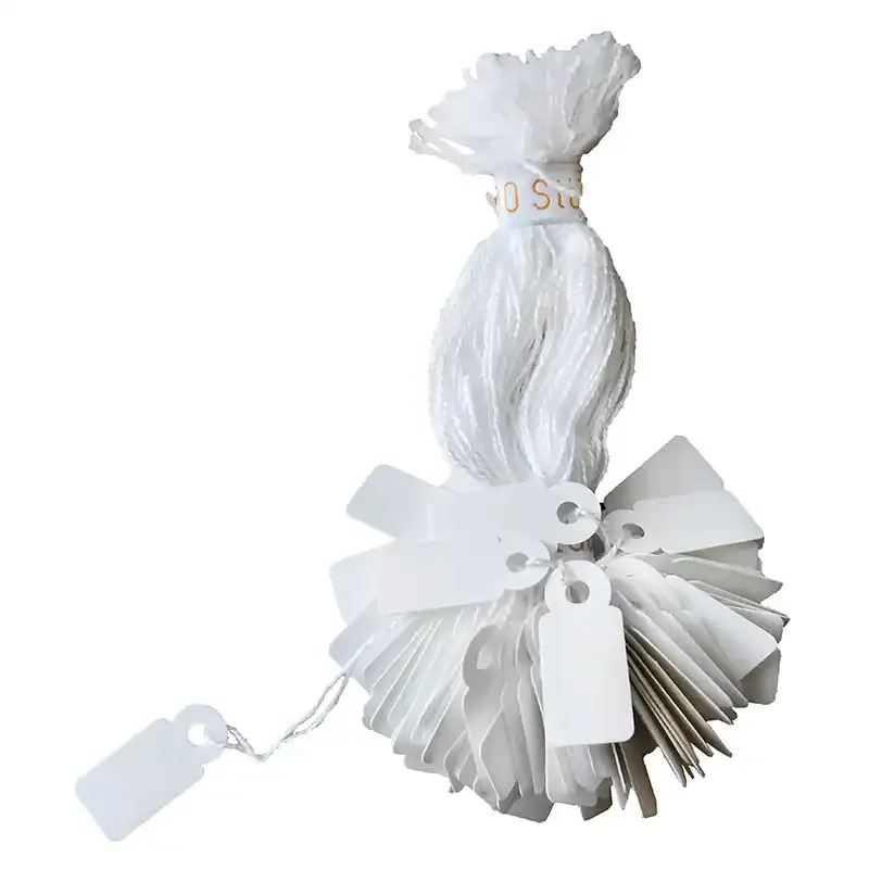 Hvide hængemærker med snor fra Brøndsholm