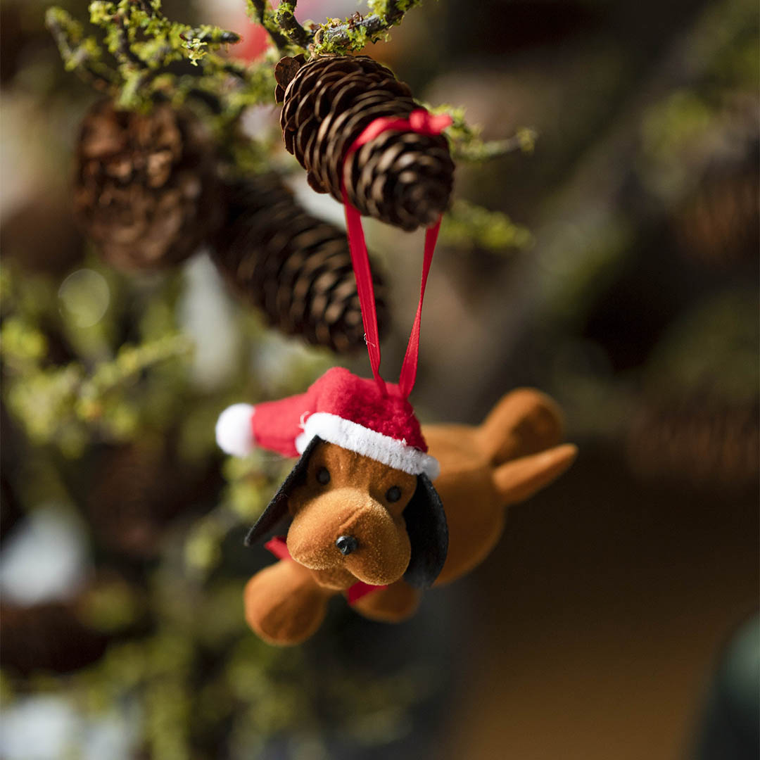 Hund med nissehue til at hænge på juletræet
