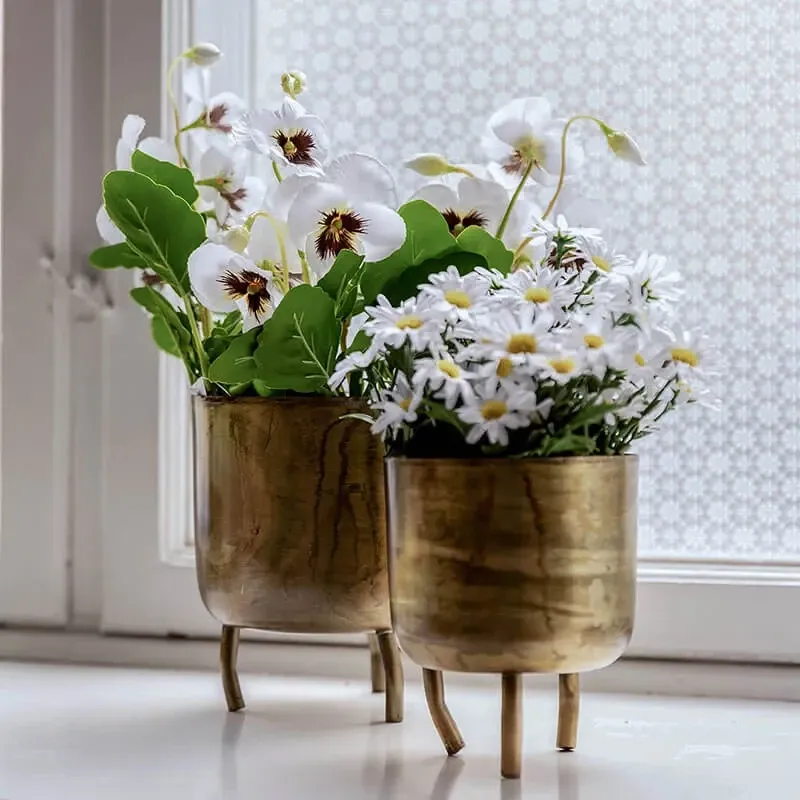 Køb Blomster krukke i guldmetal med fod hos Brondsholm.dk