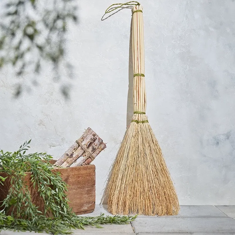 Køb Dekorations kost i natur materiale. 90cm hos Brondsholm.dk