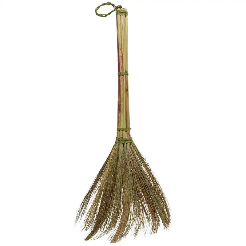 Køb Dekorations kost i natur materiale. 90cm hos Brondsholm.dk