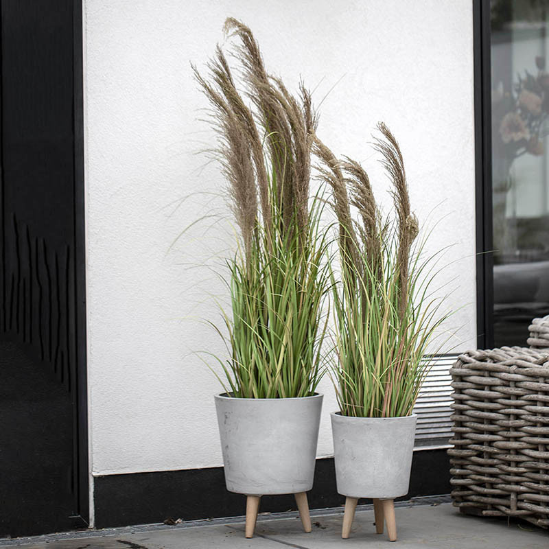 Køb Fjergræs i sort potte, 85cm, kunstig græs hos Brondsholm.dk