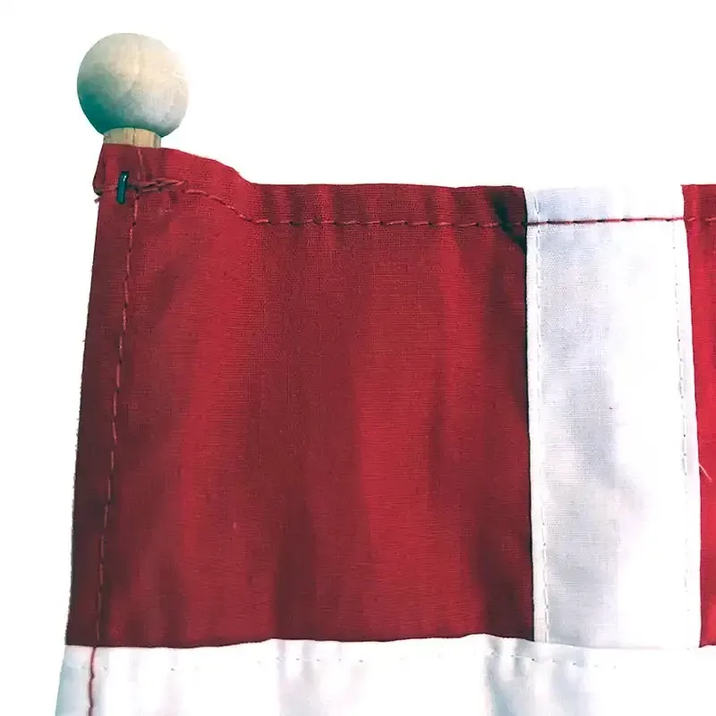 Køb Flag i stof på træpind, Dannebrog 19x26cm H 61cm hos Brondsholm.dk