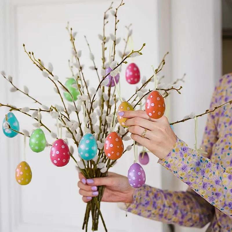 Køb Påskeæg, 6cm med hvide prikker og snor, 12stk./pakke hos Brondsholm.dk
