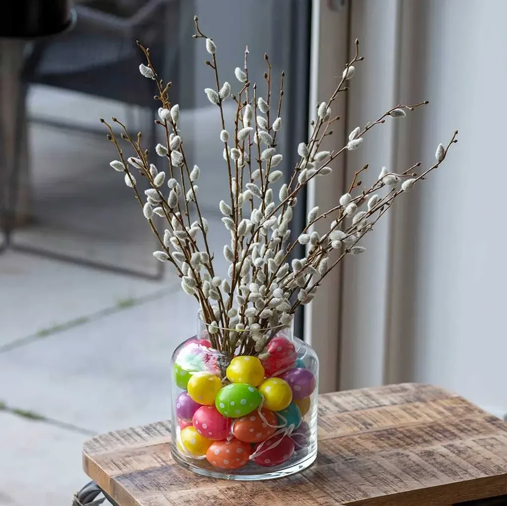 Køb Påskeæg, 6cm med hvide prikker og snor, 12stk./pakke hos Brondsholm.dk