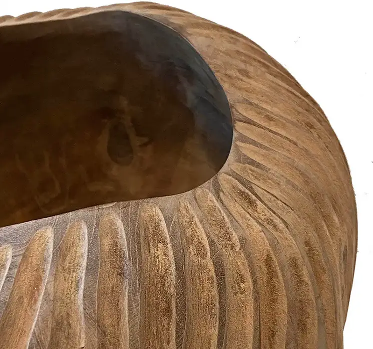 Krukke vase af teaktræ i naturfarvet med indgraveret mønster 24cm closeup