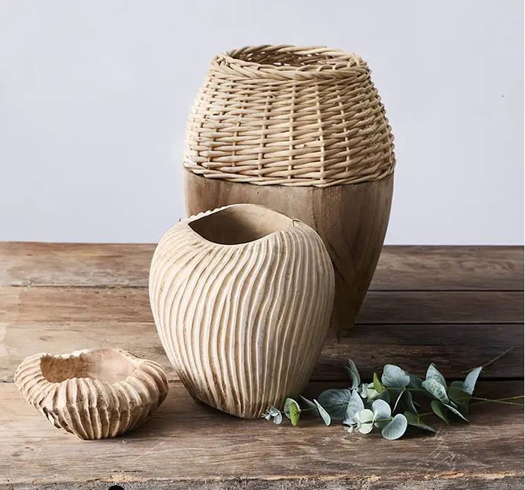 Krukke vase af teaktræ i naturfarvet med indgraveret mønster vist med trækrukke med flet detalje og lille skål af teaktræ