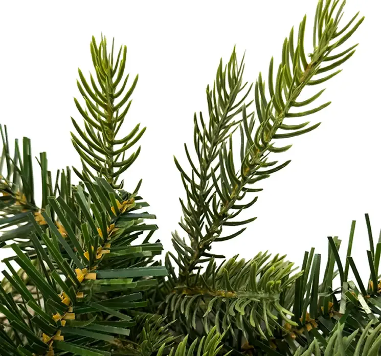 Kunstig gran krans i grøn af modellen Grandis, plast closeup