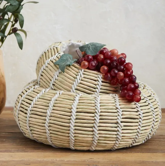 Flotte flettede skåle med plast indsats og en naturtro kunstig vindrueklase af røde vindruer