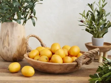 Træfad med hanke af reb fyldt med kunstige citroner