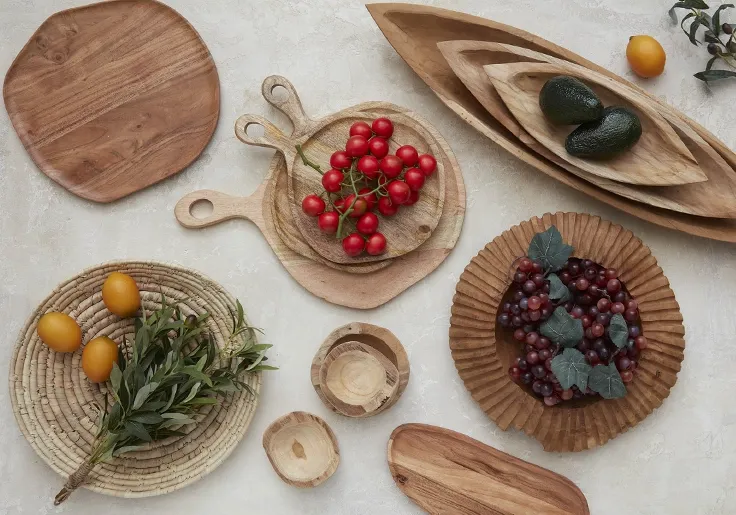 Flere flotte træfade og skåle med kunstige frugter og grøntsager