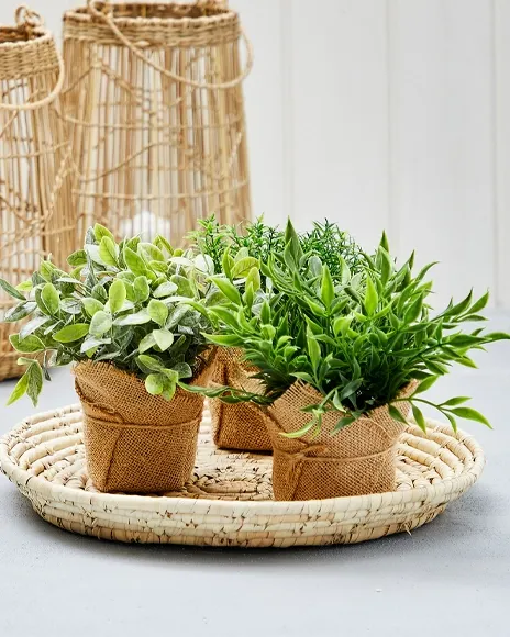 Flettet fad med kunstige krydderurter