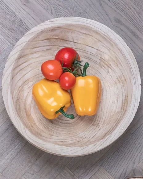 Træfad med kunstige tomater og gule peberfrugter