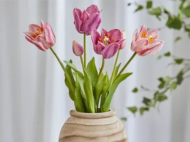 Kunstige og naturtro tulipanbuketter med to åbne hoveder og en lukket i hver buket