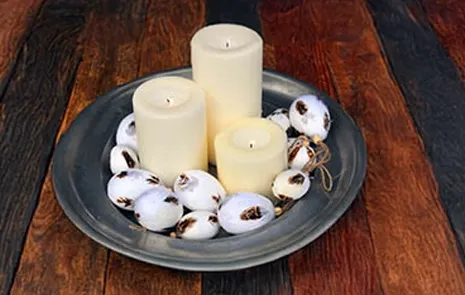 Lys på fad med fine påskeæg omkring