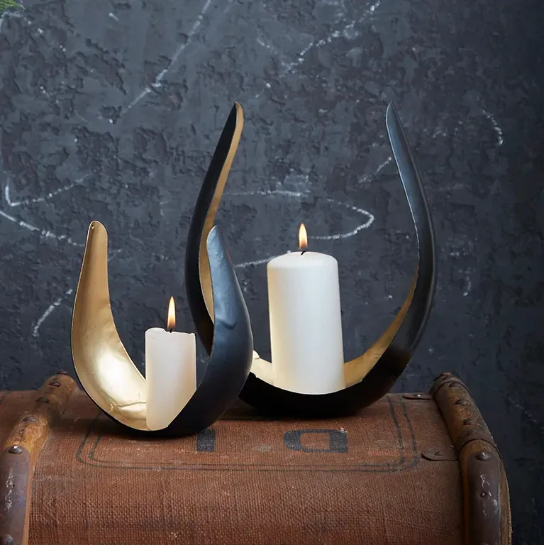 Skulpturelle lysestager i sort og guld