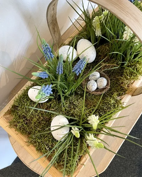 Trækurv med hank fyldt med mos og pyntet med kunstige perlehyacinter og æg