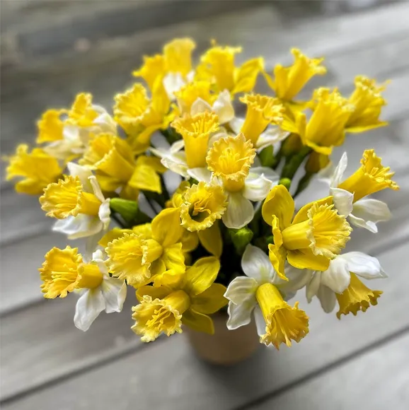 Flotte kunstige påskeliljer i gule og hvide