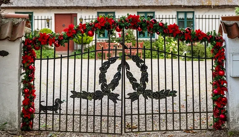 Port med kunstig grankrans og røde julekugler