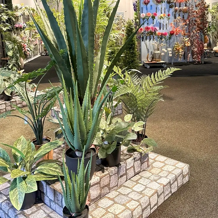Kunstige planter og blomster vist i vores showroom