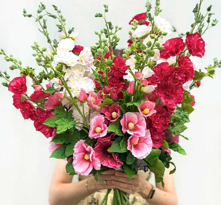 Brøndsholm - kunstige stokroser i forskellige farver