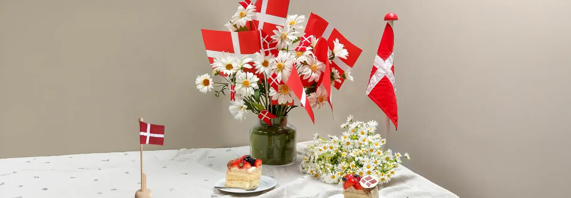 Bord dækket med flag i forskellige størrelser