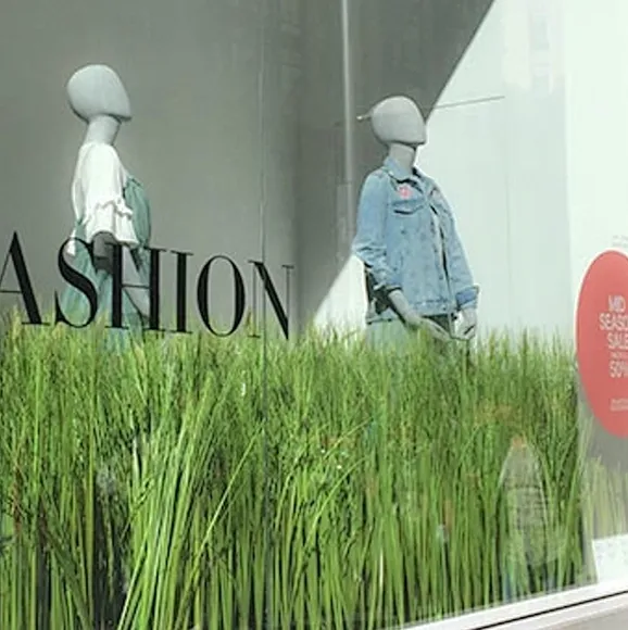 Vindue med kunstige græsbundter