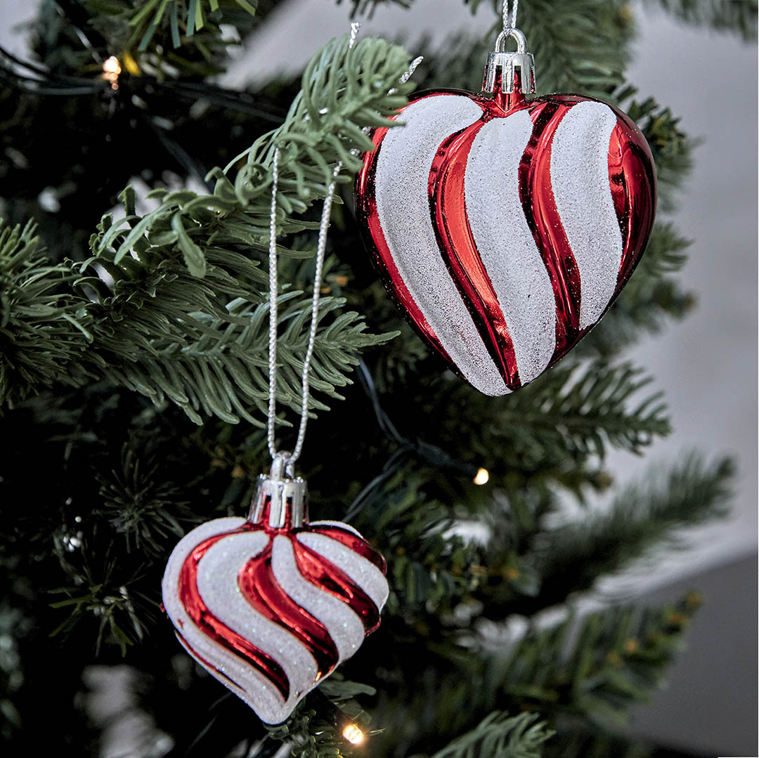 Små finerød og hvid stribede hjerter til at hænge på juletræet