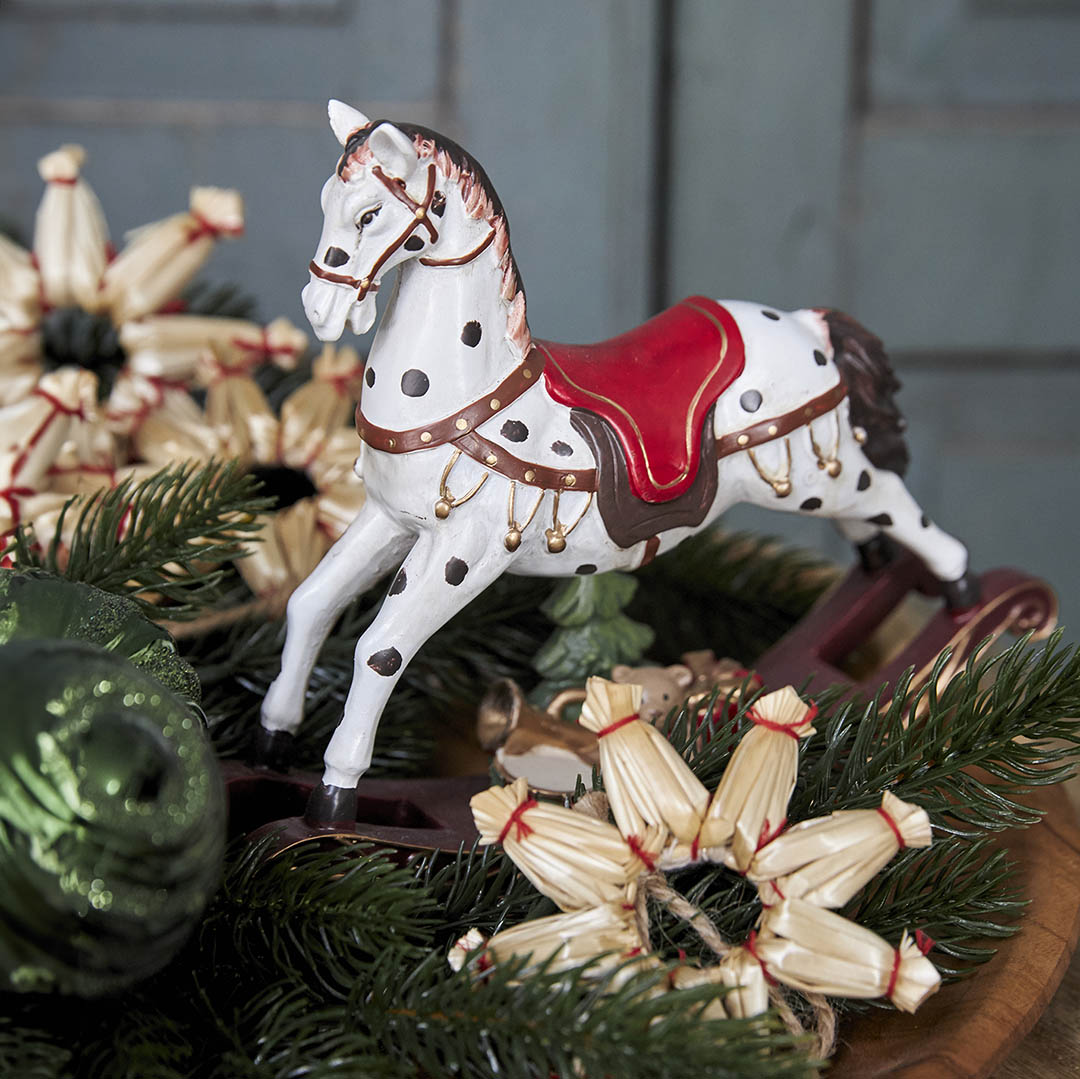 Gyngehest med rød saddel der er en fin borddekoration