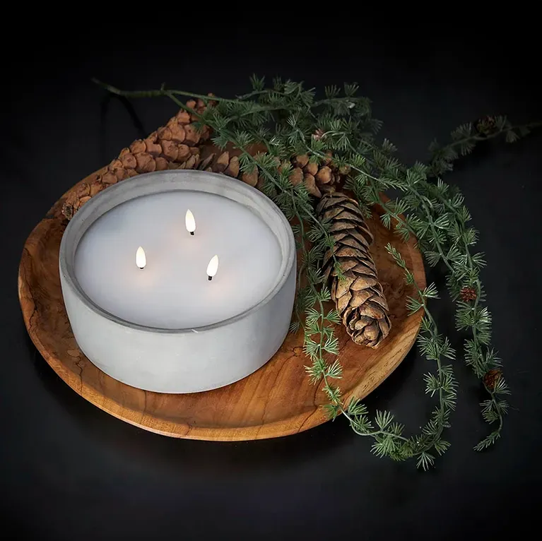 LED lys i cement krukke på træfad og lille kunstig grangren