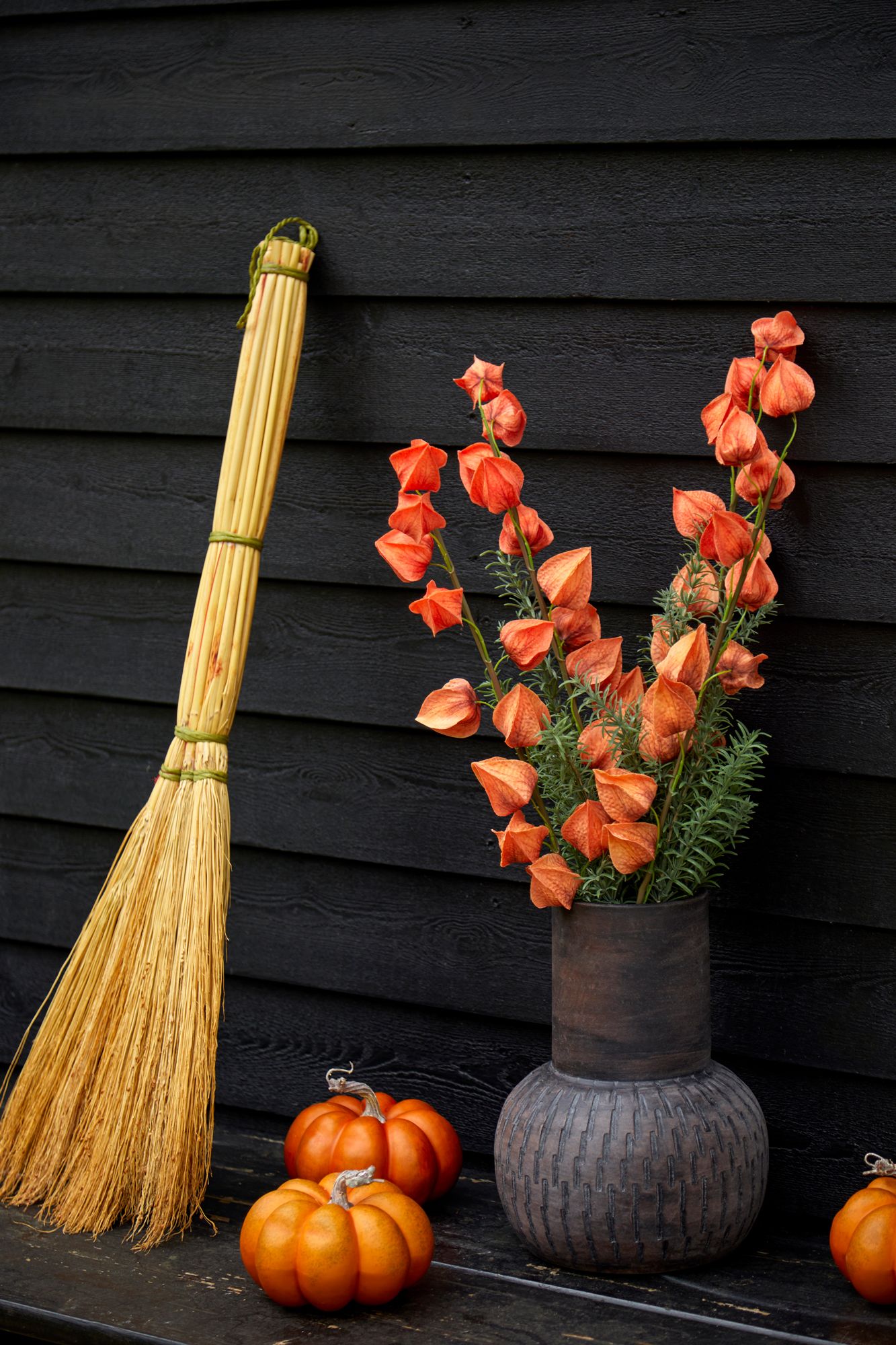 Efterårspynt - ananaskirsebær, kost, kunstige græskar - Brøndsholm