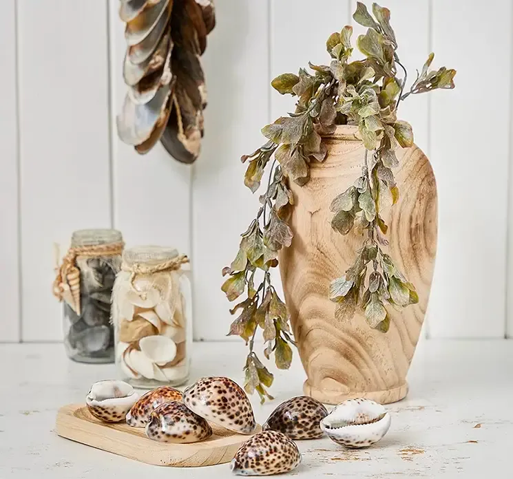 Fad af træ til dekoration naturfarvet vist i miljø med maritimt look