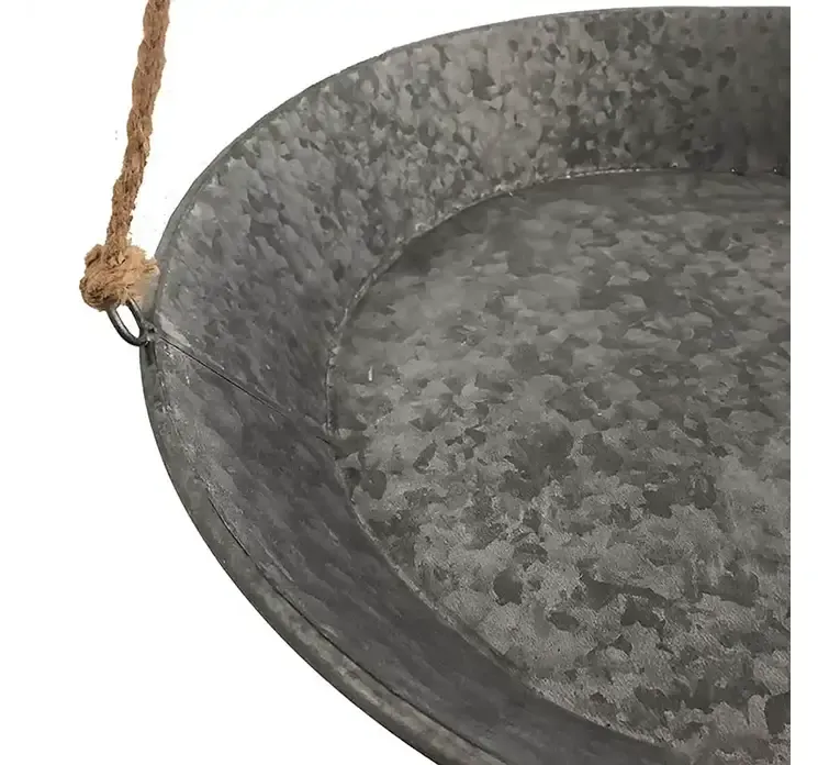 Bakke af mat zink med reb ophæng closeup