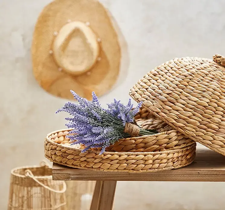 Kunstig lavendel bundt i lilla af plast vist i miljø