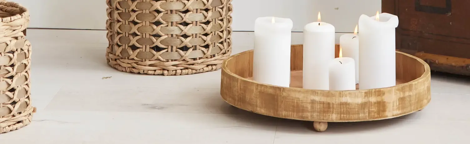 Træbakke på små fødder der er fyldt med stearinlys