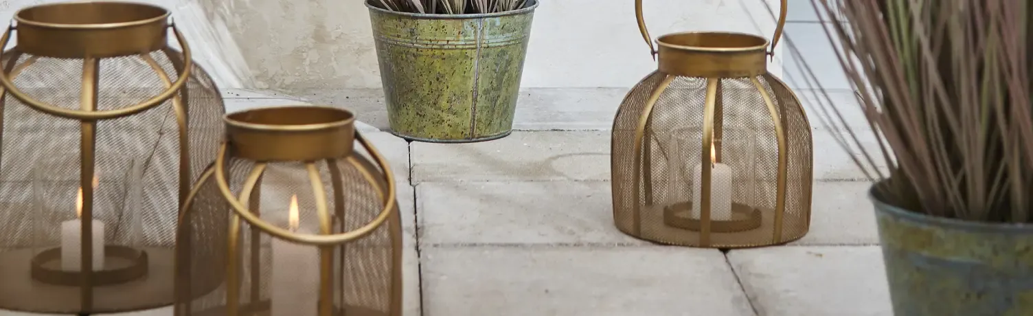 Flotte messing lanterner vist på terrasse