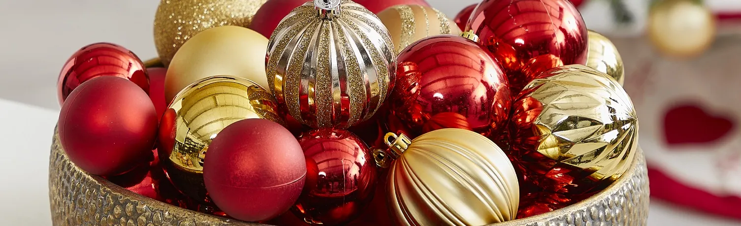 blandede plast julekugler i rød og guld i guldfad