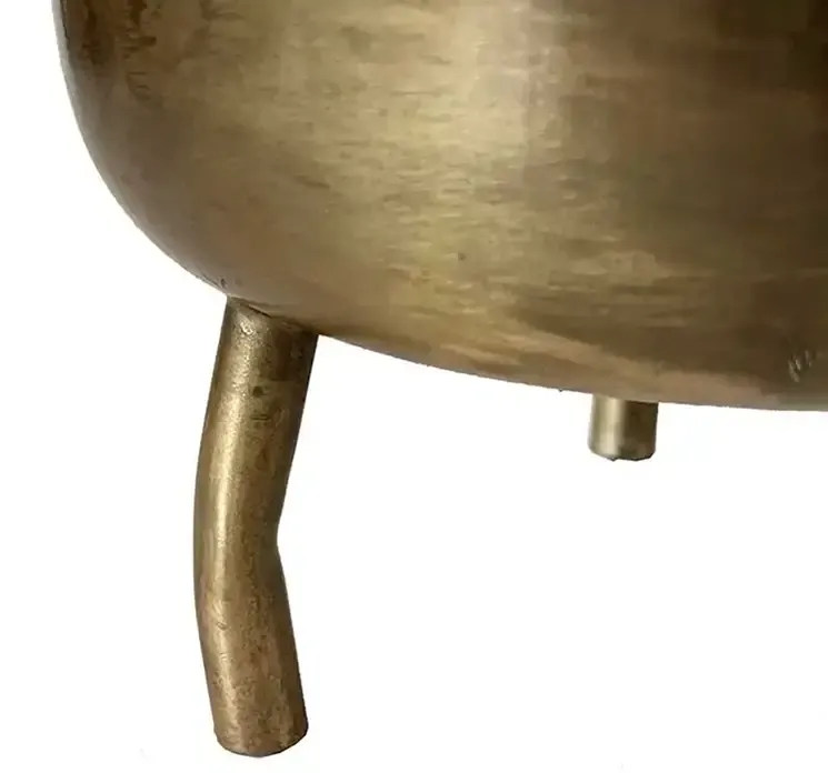 Blomster krukke med fødder af metal i guldfarvet closeup