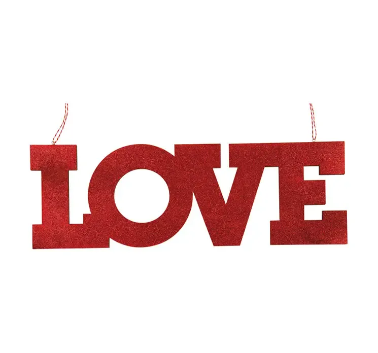 Bogstaver af træ i rød med teksten LOVE