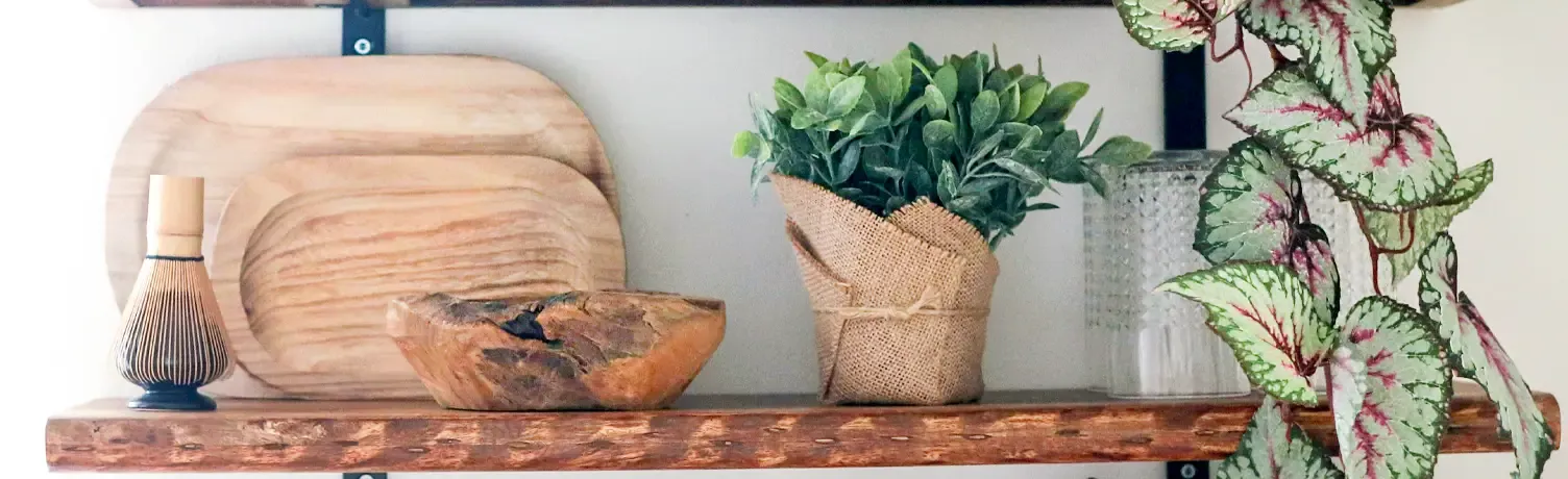 Forskellige bakker og skål, en kunstig krydderurt vist på en hylde i køkken