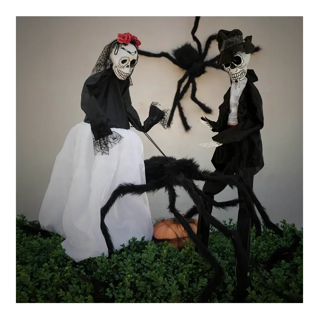 Brud og brudgom edderkopper omkring kunstig Halloween pynt
