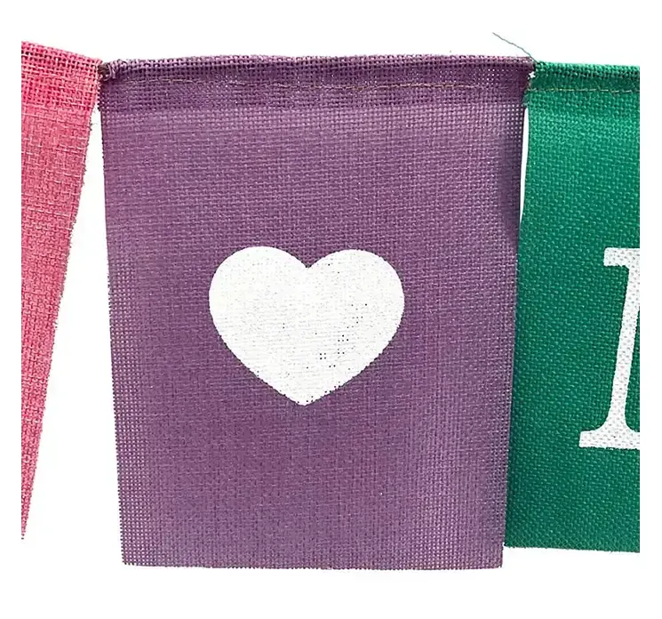 Flagranke i flere farver af hør med skriften just married closeup