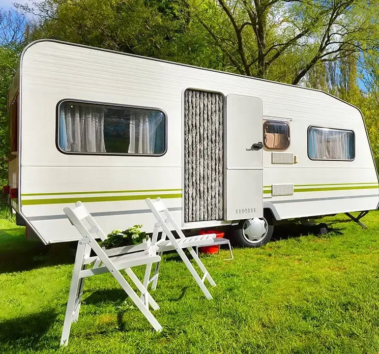Trågardin i blå til campingvogne vis i døråbning på campingvogn