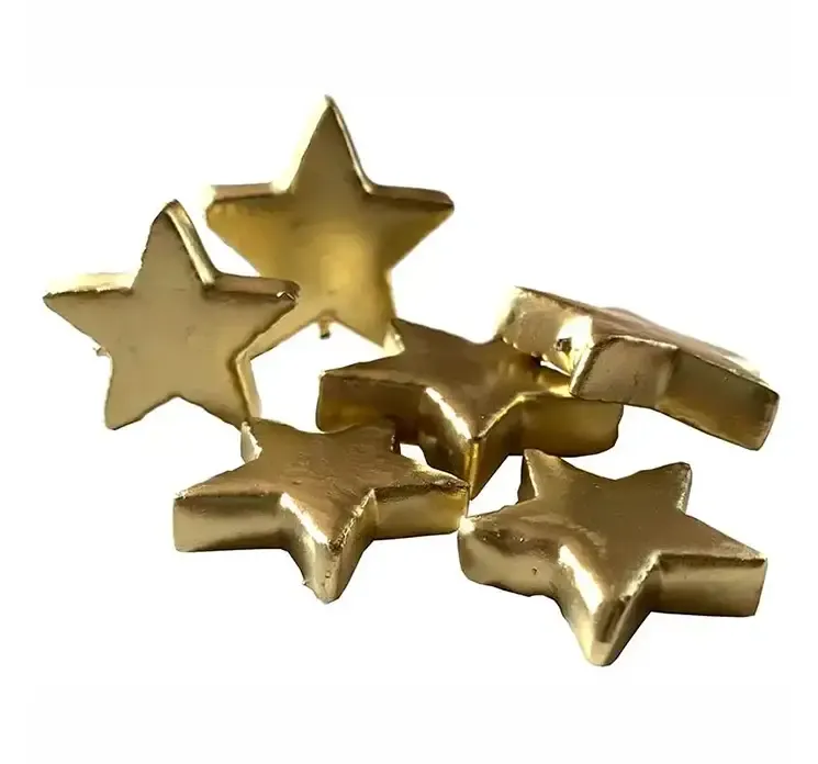 stjerner af styroform i guldfarvet closeup