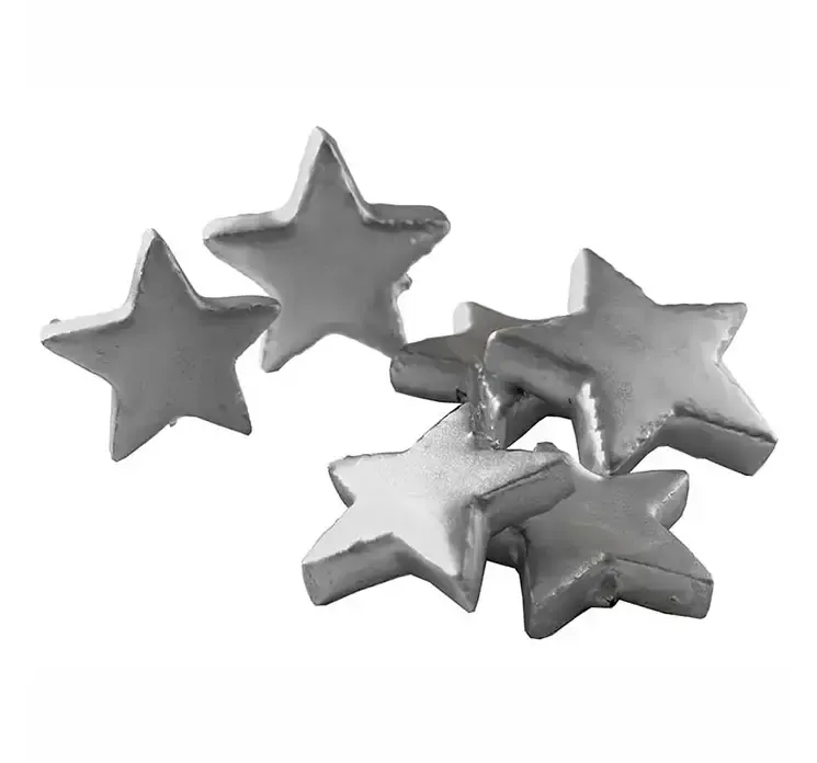 Stjerner af styroform i sølvfarvet closeup